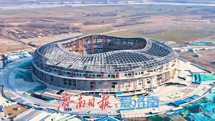 魯媒：戴上1.6萬(wàn)噸“鋼鐵巨冠”，黃河體育中心球場(chǎng)完成屋蓋施工