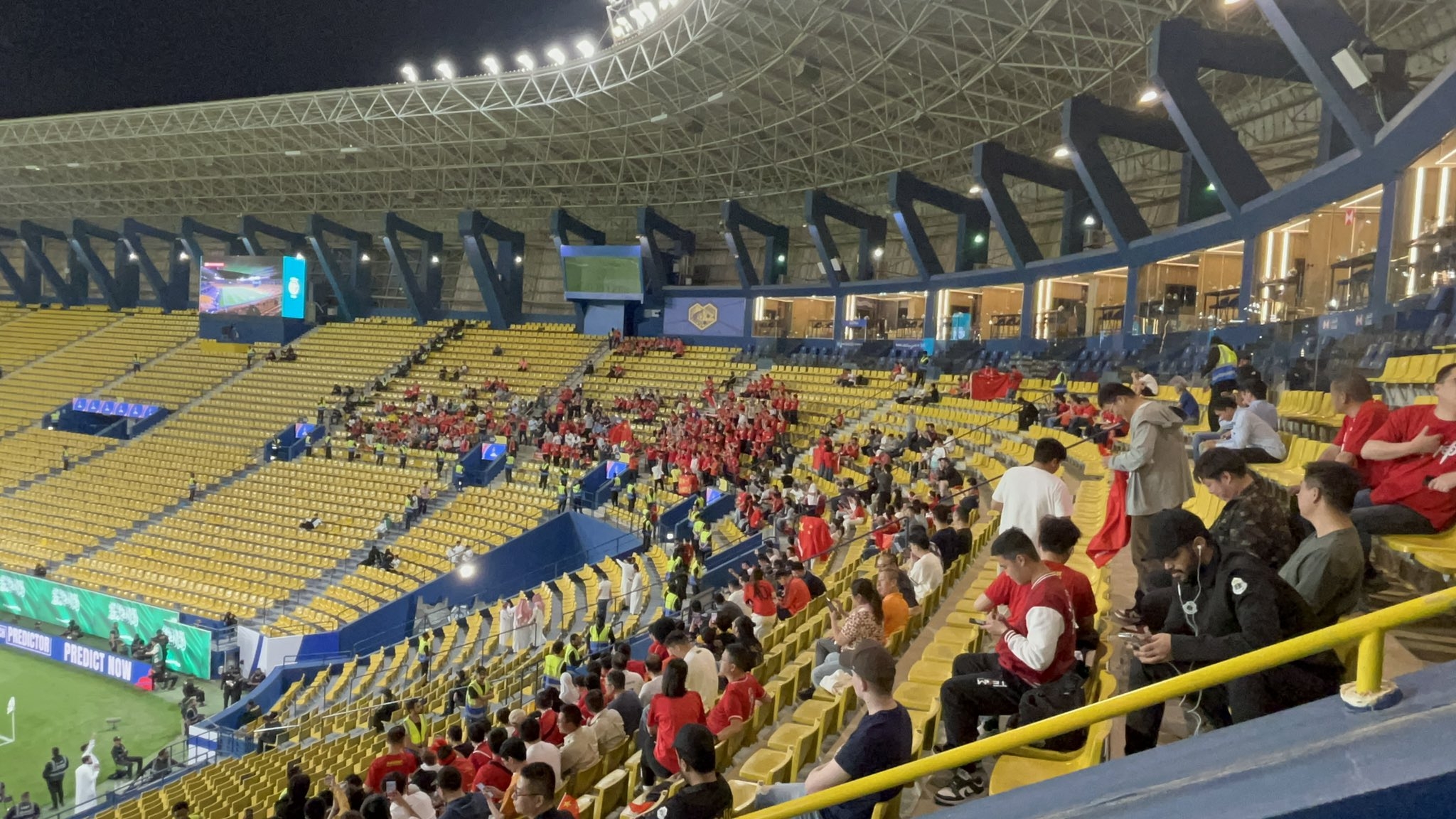 球票已售罄！中國球迷已經(jīng)入場，坐在球場上層沙特球迷區(qū)上方