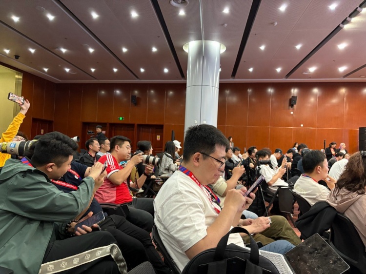 萬眾矚目！記者擠滿國足賽前新聞發(fā)布廳，賽場記者預計超300人