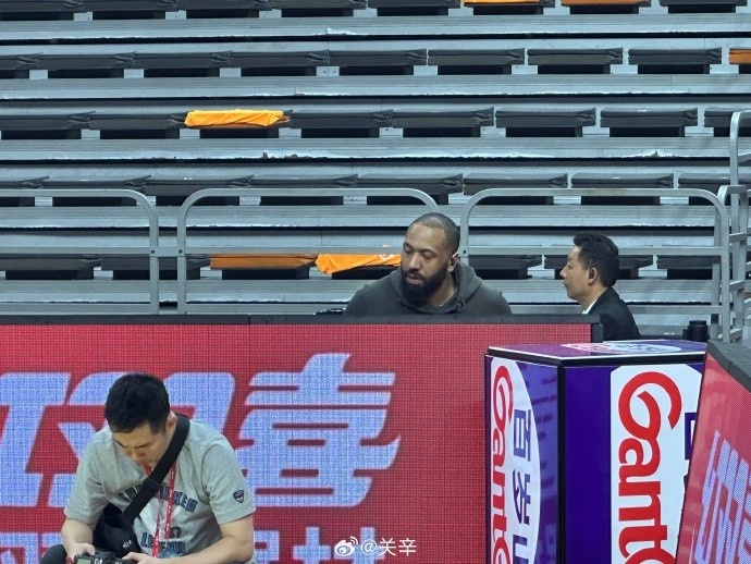 今晚不打？廣東主場(chǎng)迎戰(zhàn)廣廈 吉倫沃特一身便裝現(xiàn)身球館