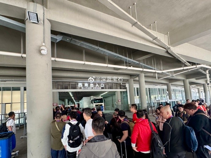 盛況空前！記者曬照：距離中澳之戰(zhàn)還有三小時(shí)，現(xiàn)場(chǎng)記者已超百名