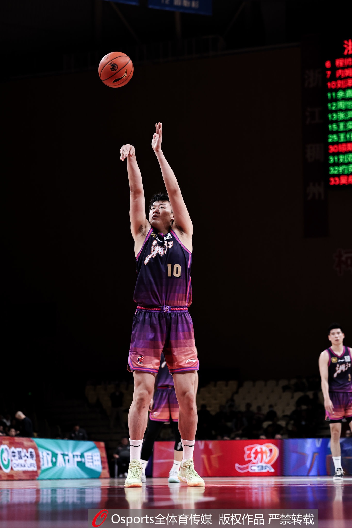 高效替補(bǔ)！劉澤一13投7中&罰球4中3得18分7板 得分并列全隊(duì)最高